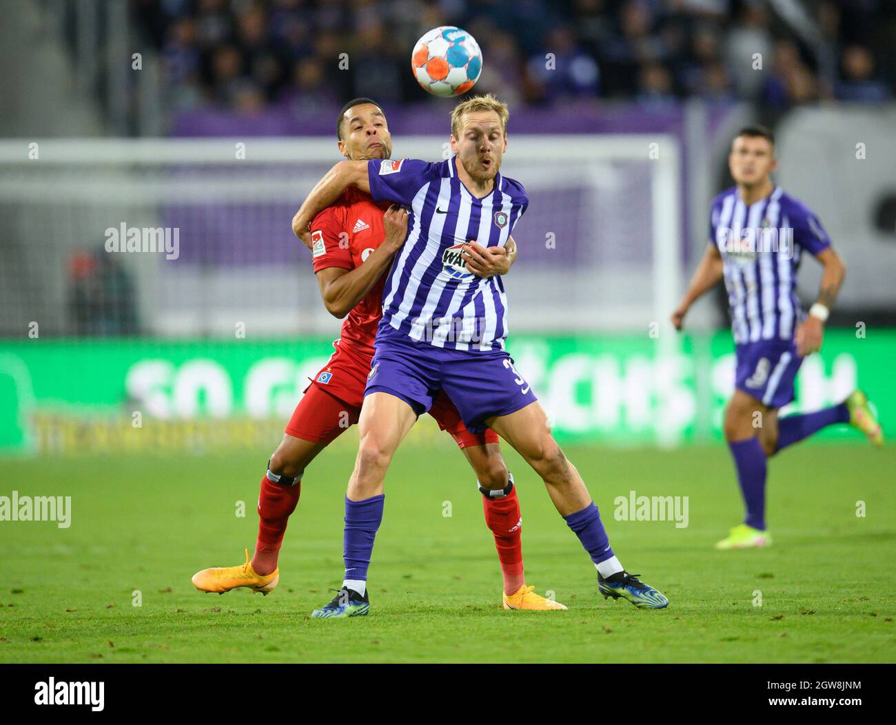 Aue, Germany. 01st Oct, 2021. Football: 2. Bundesliga, FC Erzgebirge Aue - Hamburger SV, Matchday 9, Erzgebirgsstadion. Aue's Ben Zolinski (r) against Hamburg's Jan Gyamerah. Credit: Robert Michael/dpa-Zentralbild/dpa - IMPORTANT NOTE: In accordance with the regulations of the DFL Deutsche Fußball Liga and/or the DFB Deutscher Fußball-Bund, it is prohibited to use or have used photographs taken in the stadium and/or of the match in the form of sequence pictures and/or video-like photo series./dpa/Alamy Live News Stock Photo
