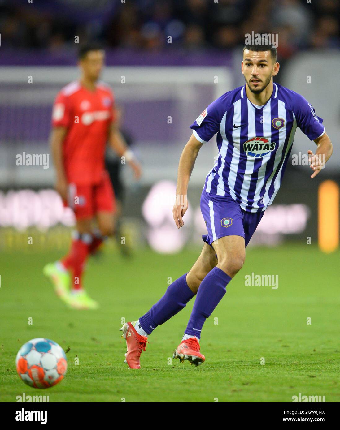 Aue, Germany. 01st Oct, 2021. Football: 2. Bundesliga, FC Erzgebirge Aue - Hamburger SV, Matchday 9, Erzgebirgsstadion. Aue's Soufiane Messeguem plays the ball. Credit: Robert Michael/dpa-Zentralbild/dpa - IMPORTANT NOTE: In accordance with the regulations of the DFL Deutsche Fußball Liga and/or the DFB Deutscher Fußball-Bund, it is prohibited to use or have used photographs taken in the stadium and/or of the match in the form of sequence pictures and/or video-like photo series./dpa/Alamy Live News Stock Photo