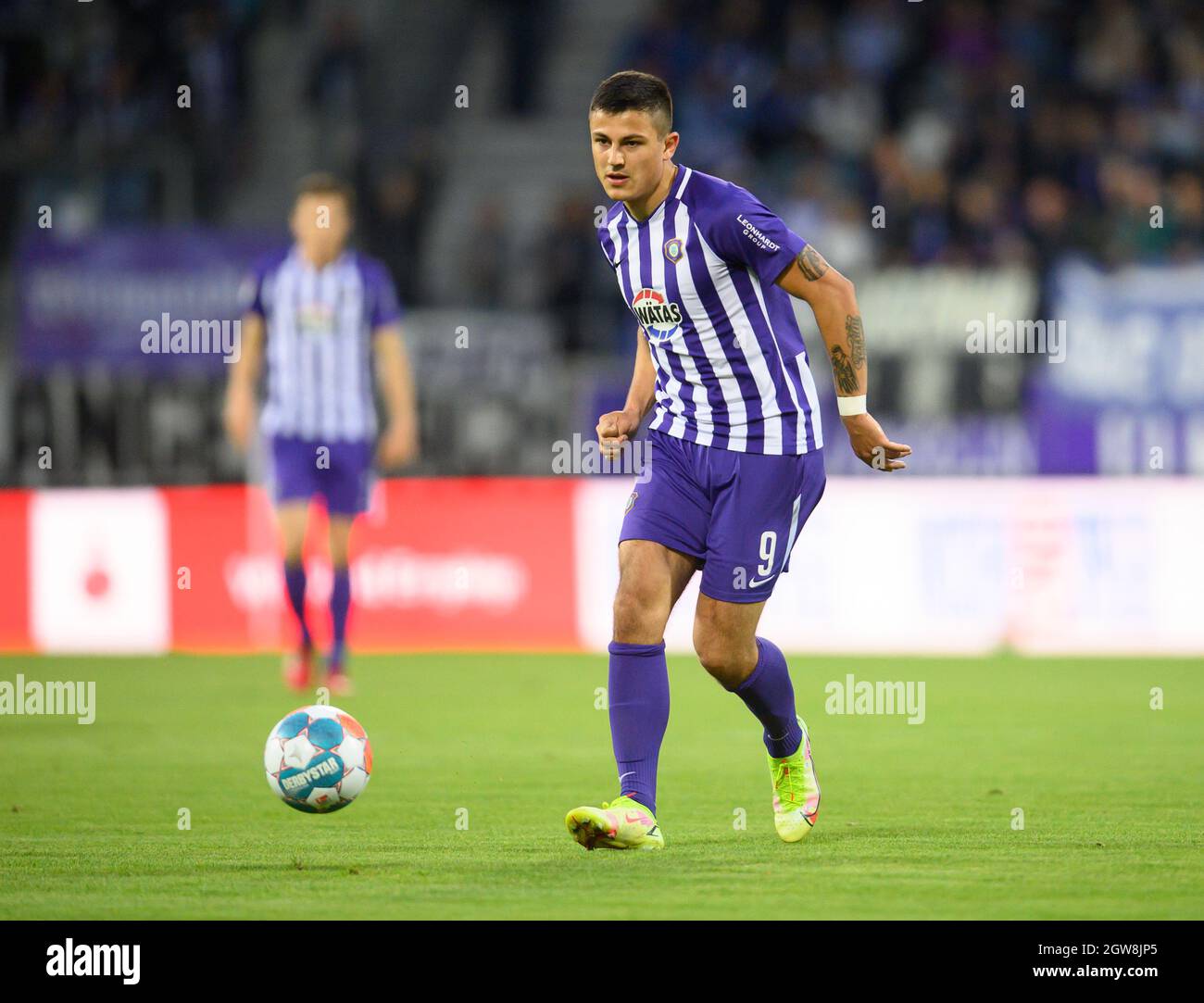 Aue, Germany. 01st Oct, 2021. Football: 2. Bundesliga, FC Erzgebirge Aue - Hamburger SV, Matchday 9, Erzgebirgsstadion. Aue's Antonio Jonjic plays the ball. Credit: Robert Michael/dpa-Zentralbild/dpa - IMPORTANT NOTE: In accordance with the regulations of the DFL Deutsche Fußball Liga and/or the DFB Deutscher Fußball-Bund, it is prohibited to use or have used photographs taken in the stadium and/or of the match in the form of sequence pictures and/or video-like photo series./dpa/Alamy Live News Stock Photo