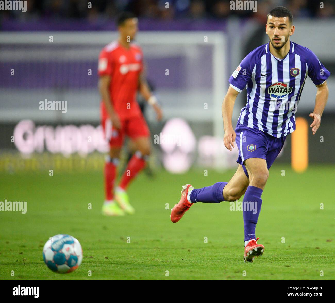 Aue, Germany. 01st Oct, 2021. Football: 2. Bundesliga, FC Erzgebirge Aue - Hamburger SV, Matchday 9, Erzgebirgsstadion. Aue's Soufiane Messeguem plays the ball. Credit: Robert Michael/dpa-Zentralbild/dpa - IMPORTANT NOTE: In accordance with the regulations of the DFL Deutsche Fußball Liga and/or the DFB Deutscher Fußball-Bund, it is prohibited to use or have used photographs taken in the stadium and/or of the match in the form of sequence pictures and/or video-like photo series./dpa/Alamy Live News Stock Photo