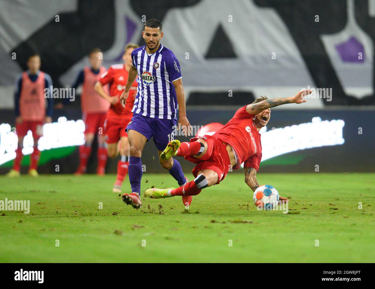 Aue, Germany. 01st Oct, 2021. Football: 2nd Bundesliga, FC Erzgebirge Aue - Hamburger SV, Matchday 9, Erzgebirgsstadion. Aue's Soufiane Messeguem (l) against Hamburg's Sonny Kittel. Credit: Robert Michael/dpa-Zentralbild/dpa - IMPORTANT NOTE: In accordance with the regulations of the DFL Deutsche Fußball Liga and/or the DFB Deutscher Fußball-Bund, it is prohibited to use or have used photographs taken in the stadium and/or of the match in the form of sequence pictures and/or video-like photo series./dpa/Alamy Live News Stock Photo