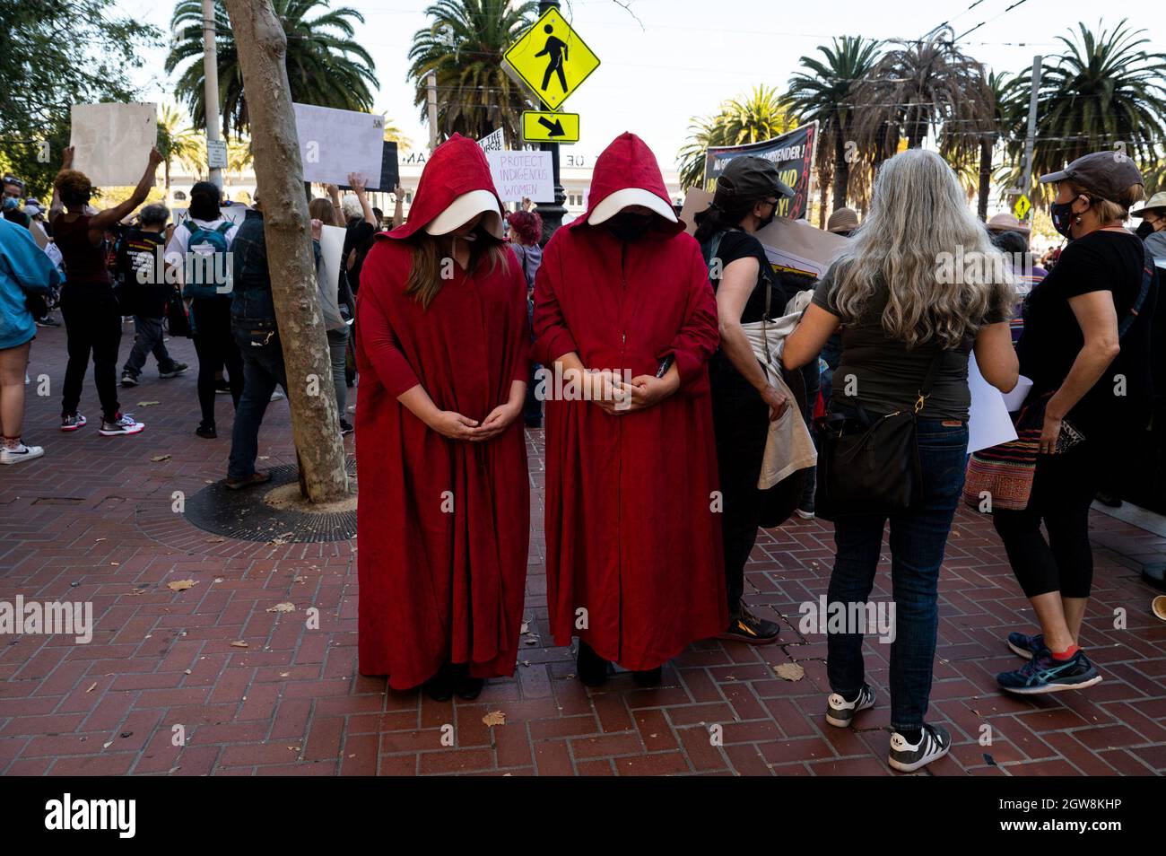 San Francisco, United States. 02nd Oct, 2021. Women in San Francisco protest dress up as Handmaids to protest stricter laws against abortion in Texas.Women's March for our Rights in San Francisco, CA USA. Thousands of women and men march down Market Street for reproductive rights and justice. Many held signs of protest again Texas abortion ban. (Photo by Pat Mazzera/SOPA Images/Sipa USA) Credit: Sipa USA/Alamy Live News Stock Photo