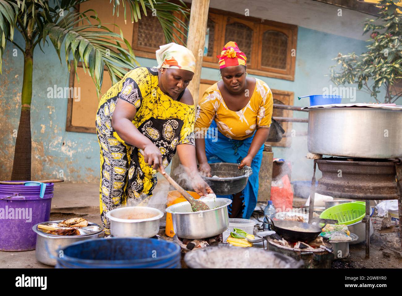 https://c8.alamy.com/comp/2GW8YR0/african-woman-cooking-traditional-food-at-street-2GW8YR0.jpg