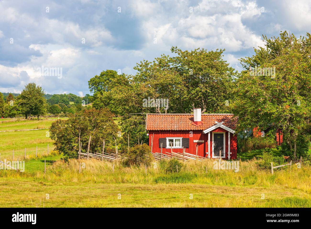 Rustic old garden fence cottage hi-res stock photography and images - Alamy