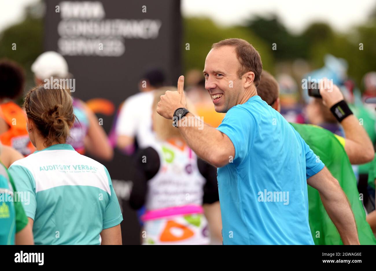 Matt Hancock gives a thumbs up ahead of the Virgin Money London Marathon. Picture date: Sunday October 3, 2021. Stock Photo