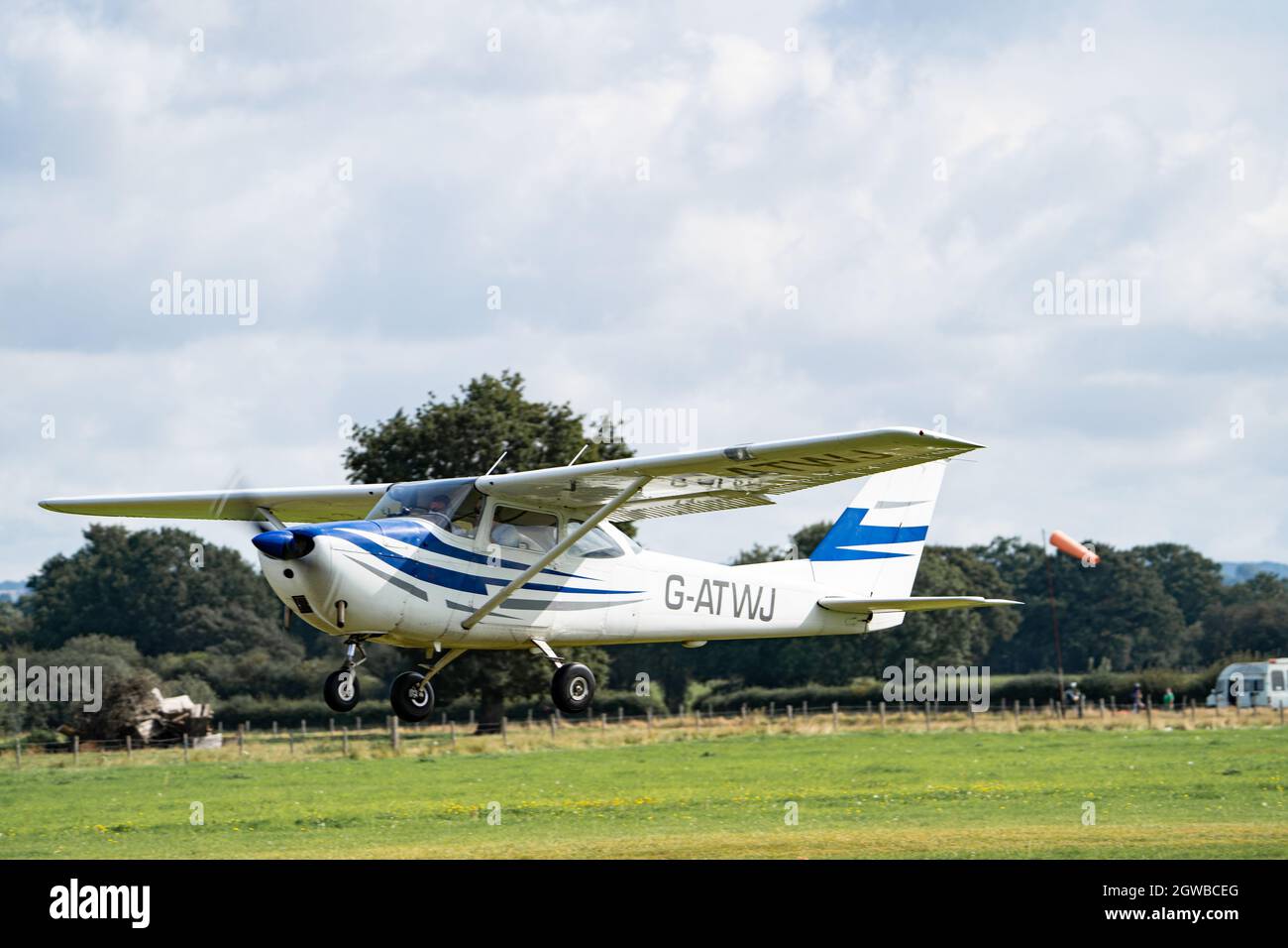 Cessna aircraft aeroplane airfield hi-res stock photography and images ...