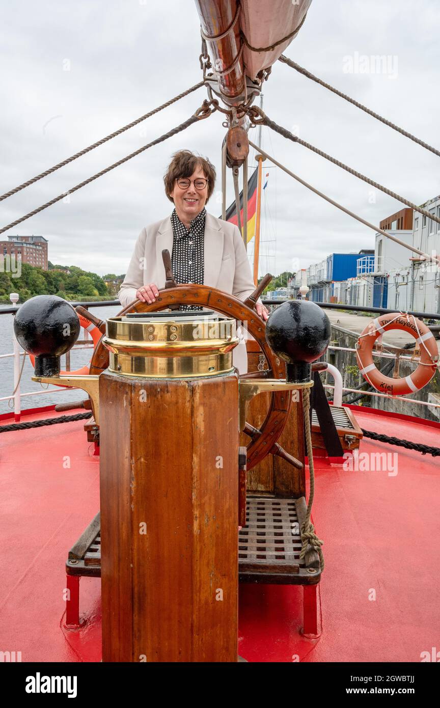 Die Innenministerin Sabine Sütterlin-Waack an Bord der Bark Thor Heyerdahl, Sie hat das Steuerruder fest in der Hand Stock Photo