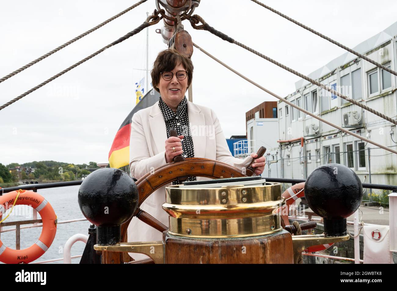 Die Innenministerin Sabine Sütterlin-Waack an Bord der Bark Thor Heyerdahl, Sie hat das Steuerruder fest in der Hand Stock Photo