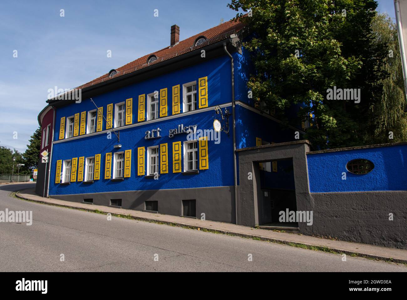 Das Blaue Haus: Kunstgallerie in Furth im Wald - the Blue House: art gallery in Furth im Wald, Northern Bavaria. Stock Photo