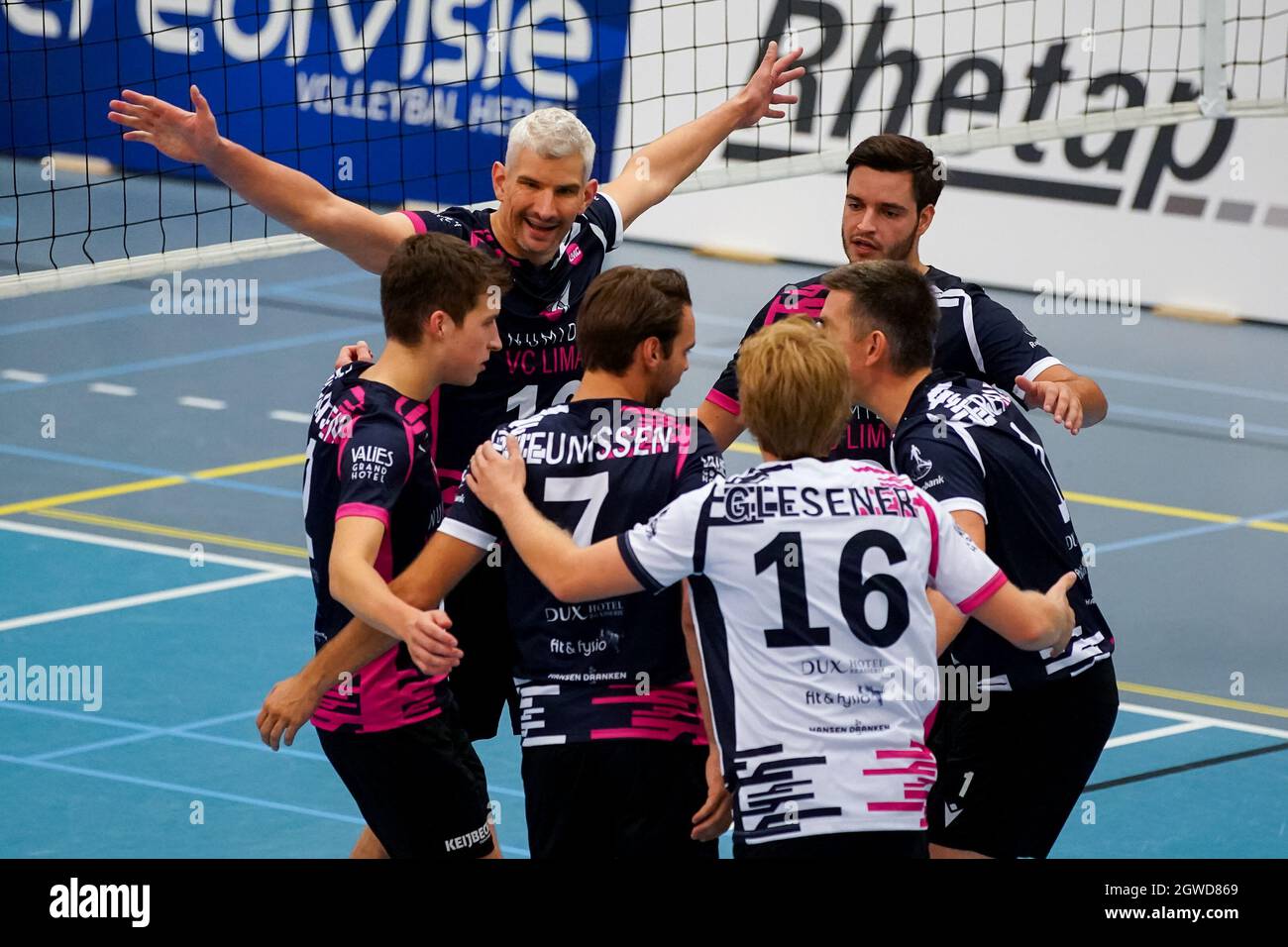 in tegenstelling tot Hoeveelheid van Profetie BARNEVELD, NETHERLANDS - OCTOBER 2: Rob Bontje of Numidia TopVolleybal  Limburg celebrates a point with his team mates during the Eredivisie  Volleybal match between Simplex SSS and Numidia Topvolleybal Limburg at  Sporthal