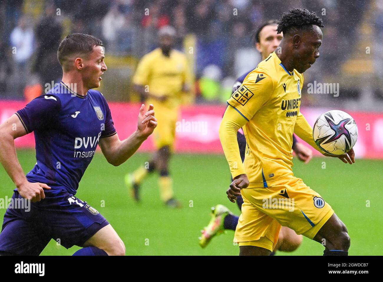 Anderlecht's Kristoffer Olsson and Club's Noa Lang fight for the ball  during a soccer match between RSC Anderlecht and Club Brugge KV, Sunday 03  Octob Stock Photo - Alamy