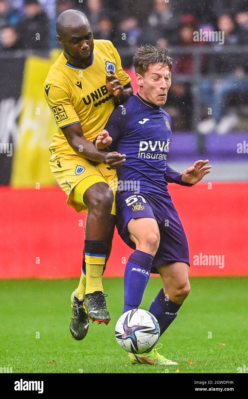 Club's Eder Balanta and Anderlecht's Yari Verschaeren fight for the ball during a soccer match between RSC Anderlecht and Club Brugge KV, Sunday 03 Oc Stock Photo