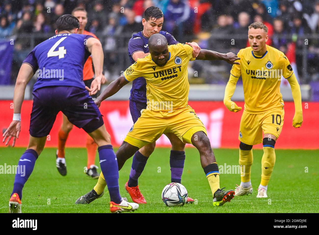 Anderlecht's Josh Cullen and Club's Eder Balanta fight for the ball during a soccer match between RSC Anderlecht and Club Brugge KV, Sunday 03 October Stock Photo