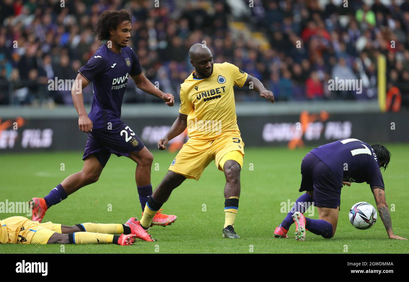 Club's Eder Balanta and Anderlecht's Lior Refaelov fight for the ball during a soccer match between RSC Anderlecht and Club Brugge KV, Sunday 03 Octob Stock Photo