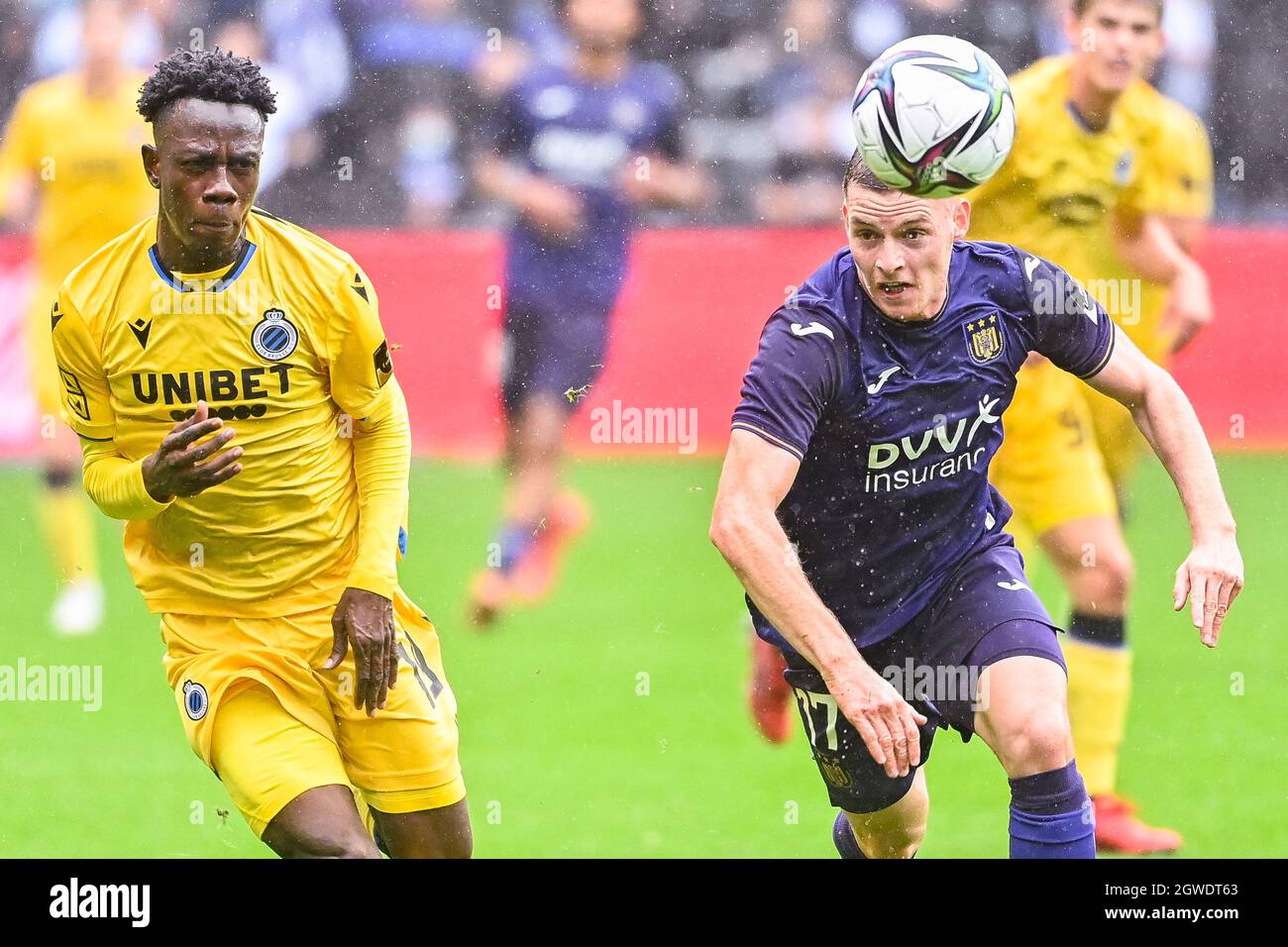 Club's Kamal Sowah and Anderlecht's Sergio Gomez fight for the ball during  a soccer match between RSC Anderlecht and Club Brugge KV, Sunday 03 October  Stock Photo - Alamy