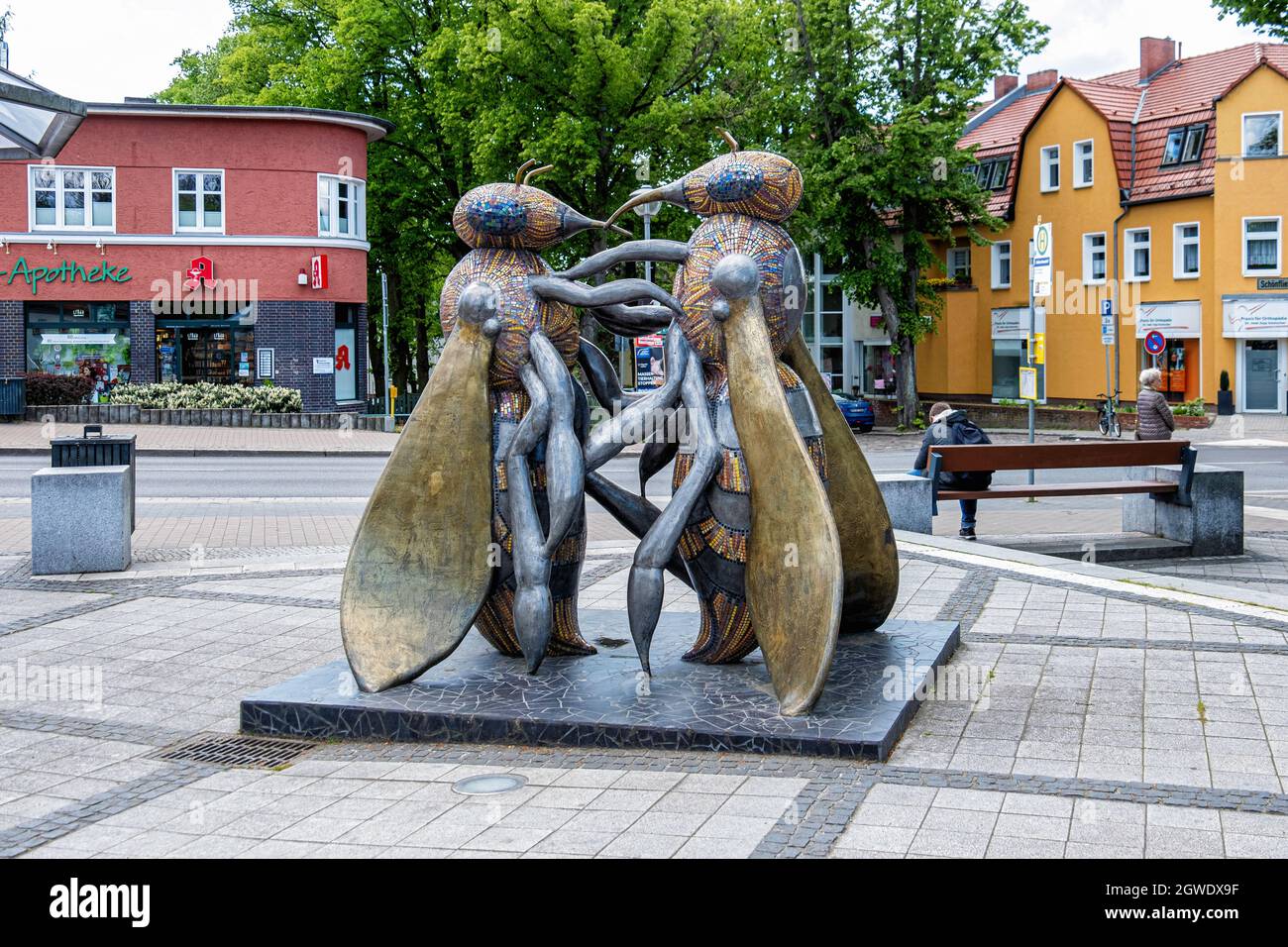 Bee Dance Sculpture, Die Bienentanz-Skulptur by Artists Christine Gersch and Igor Jerschov, Steel brass & mosaic artwork in Hohen Neuendorf--Berlin Stock Photo