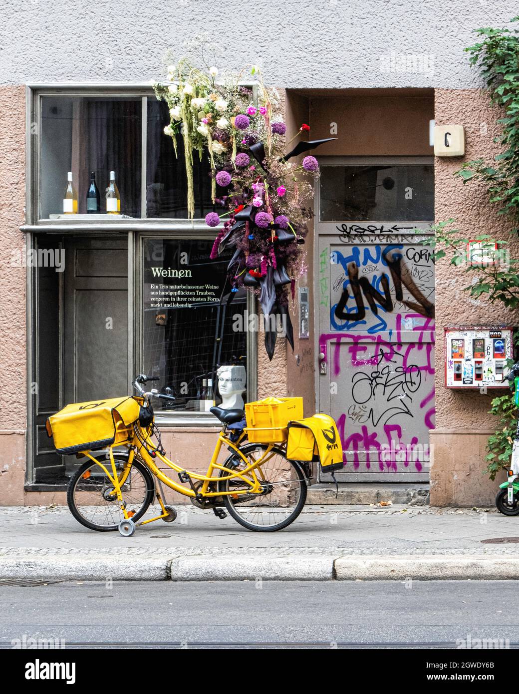 Weinen wine shop exterior and yellow Deutsche post bicycle parked outside, Brunnenstrasse 6, Mitte, Berlin, Germany Stock Photo