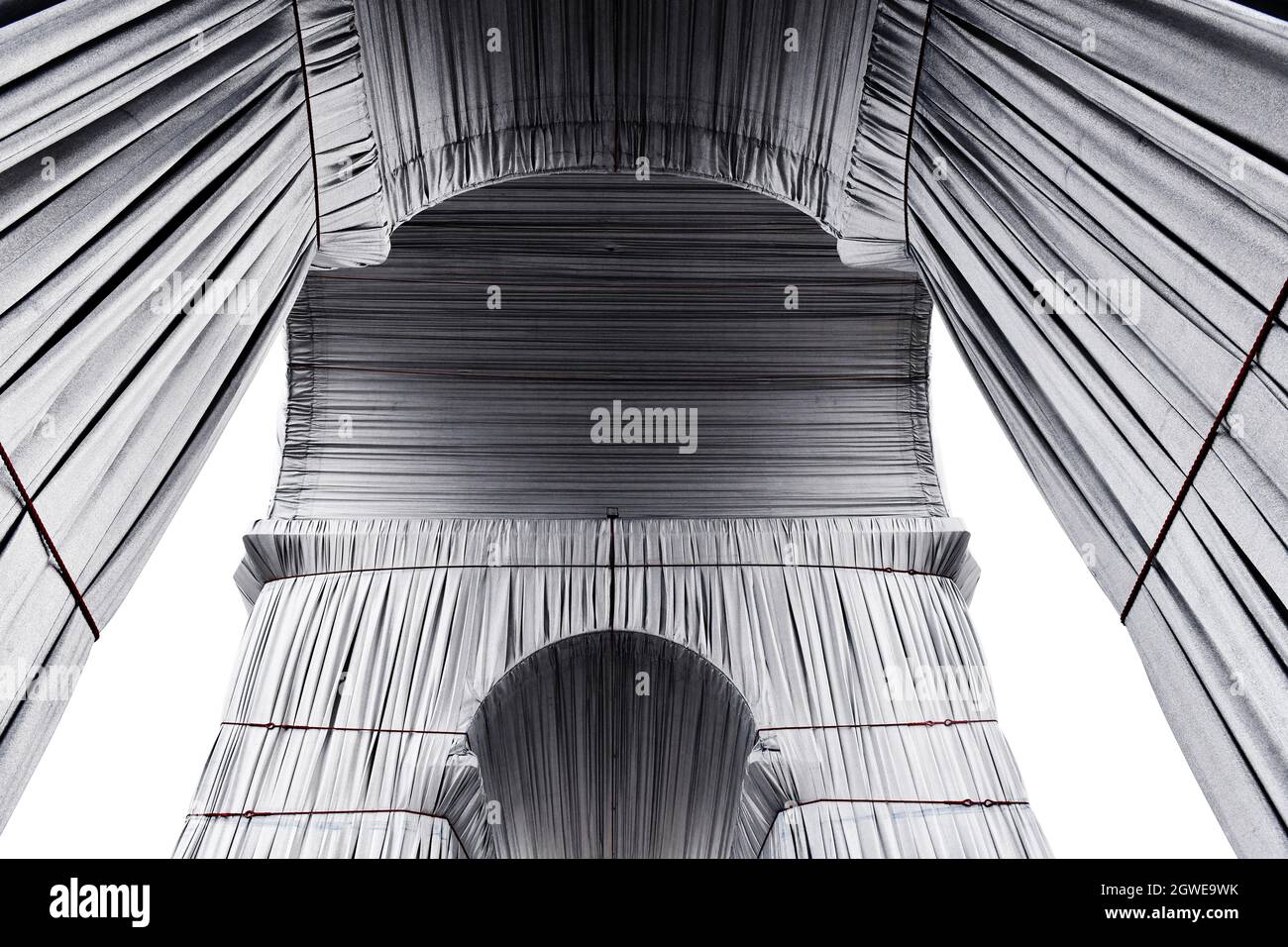 L’Arc de Triomphe, Wrapped by Christo and Jeanne-Claude - Paris - France Stock Photo