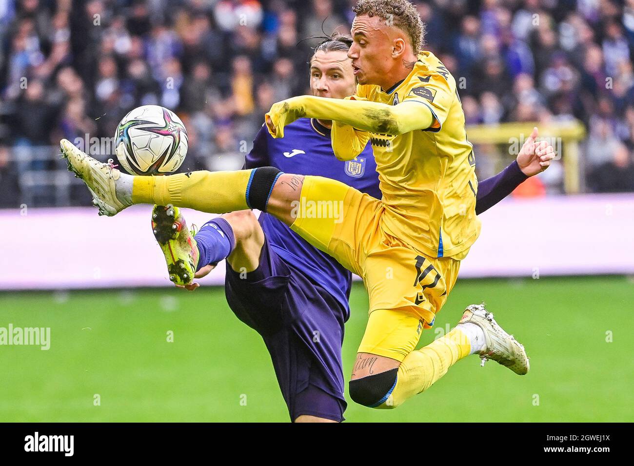Anderlecht's Kristoffer Olsson and Club's Noa Lang fight for the ball  during a soccer match between RSC Anderlecht and Club Brugge KV, Sunday 03  Octob Stock Photo - Alamy
