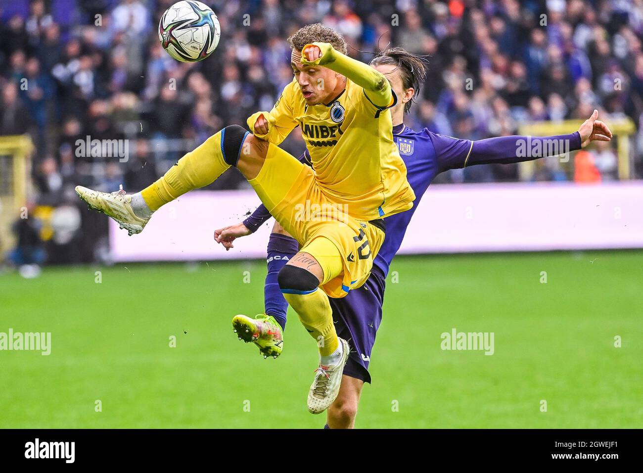 Anderlecht's Kristoffer Olsson and Club's Noa Lang fight for the ball  during a soccer match between RSC Anderlecht and Club Brugge KV, Sunday 03  Octob Stock Photo - Alamy