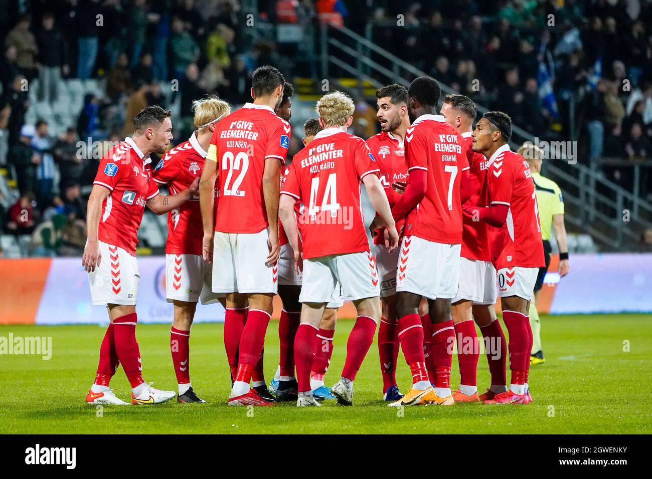 Odense, Denmark. 01st, October 2021. The players of Vejle Boldklub  unite in a circle after being 3-0 down after 8 minutes during the 3F Superliga match between Odense Boldklub and Vejle Boldklub at Nature Energy Park in Odense. (Photo credit: Gonzales Photo - Kent Rasmussen). Stock Photo