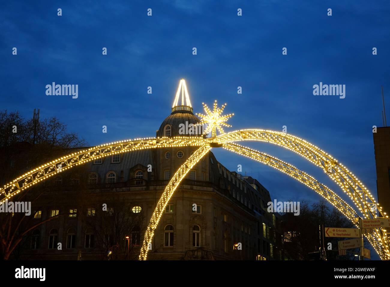 The traditional Christmas arc on Königsallee in Düsseldorf, Germany, with the historic illuminated Deutsche Bank building in the background. Stock Photo