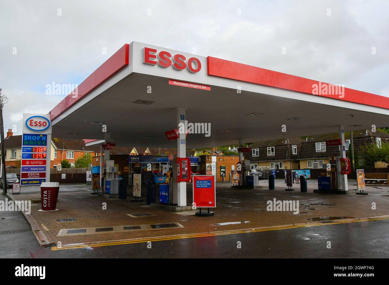 Bridport, Dorset, UK.  3rd October 2021.  The ESSO petrol station on the A35 at Bridport in Dorset has run out of fuel again due to panic buying and the shortage of HGV tanker drivers to replenish stocks.  Picture Credit: Graham Hunt/Alamy Live News Stock Photo