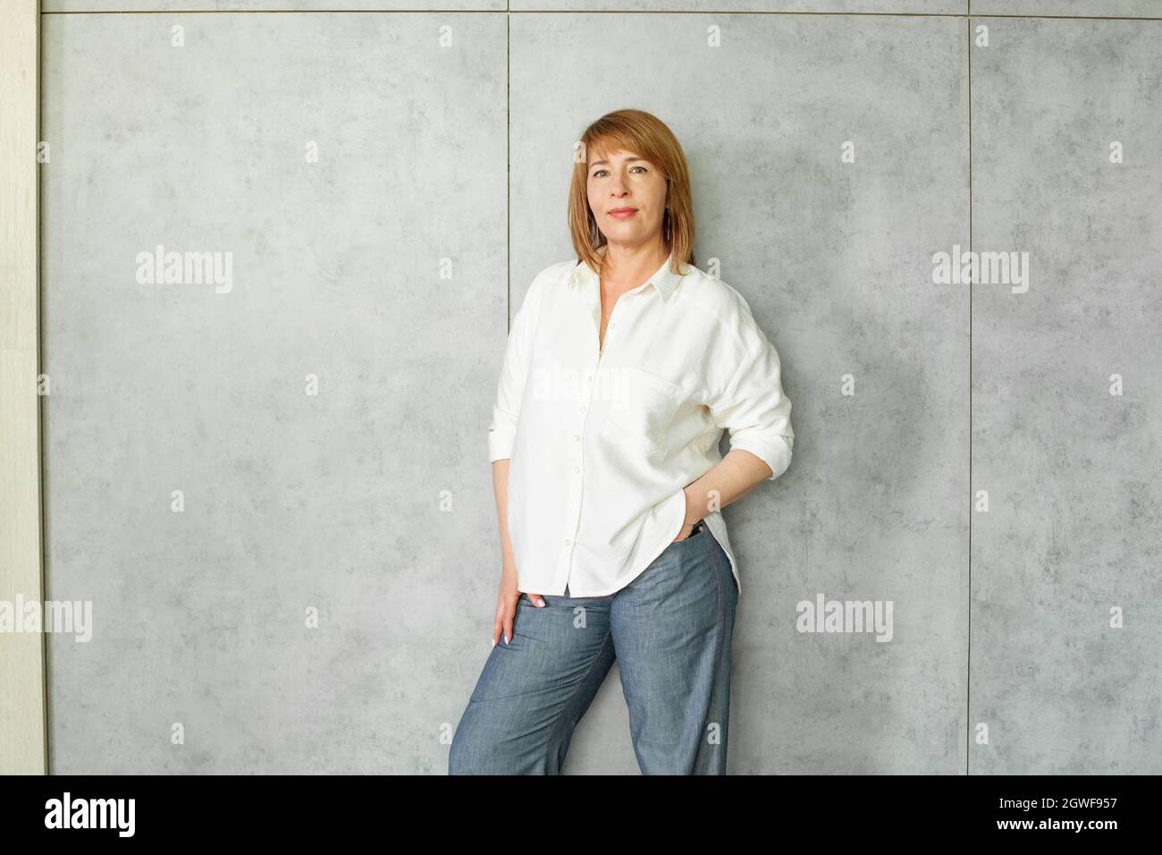 Mature business woman standing hi-res stock photography and images - Alamy