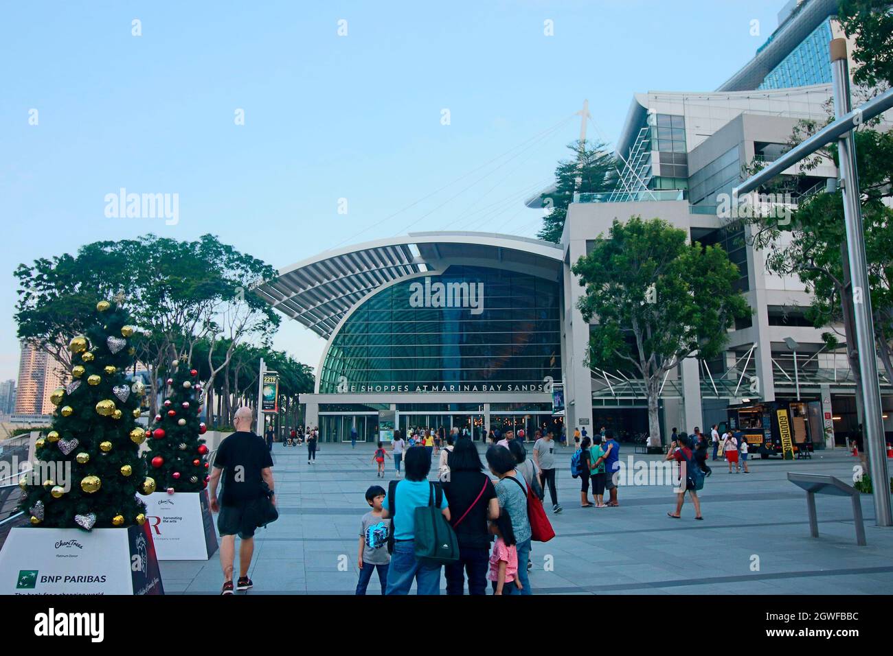 Singapore shopping centre hi-res stock photography and images - Alamy