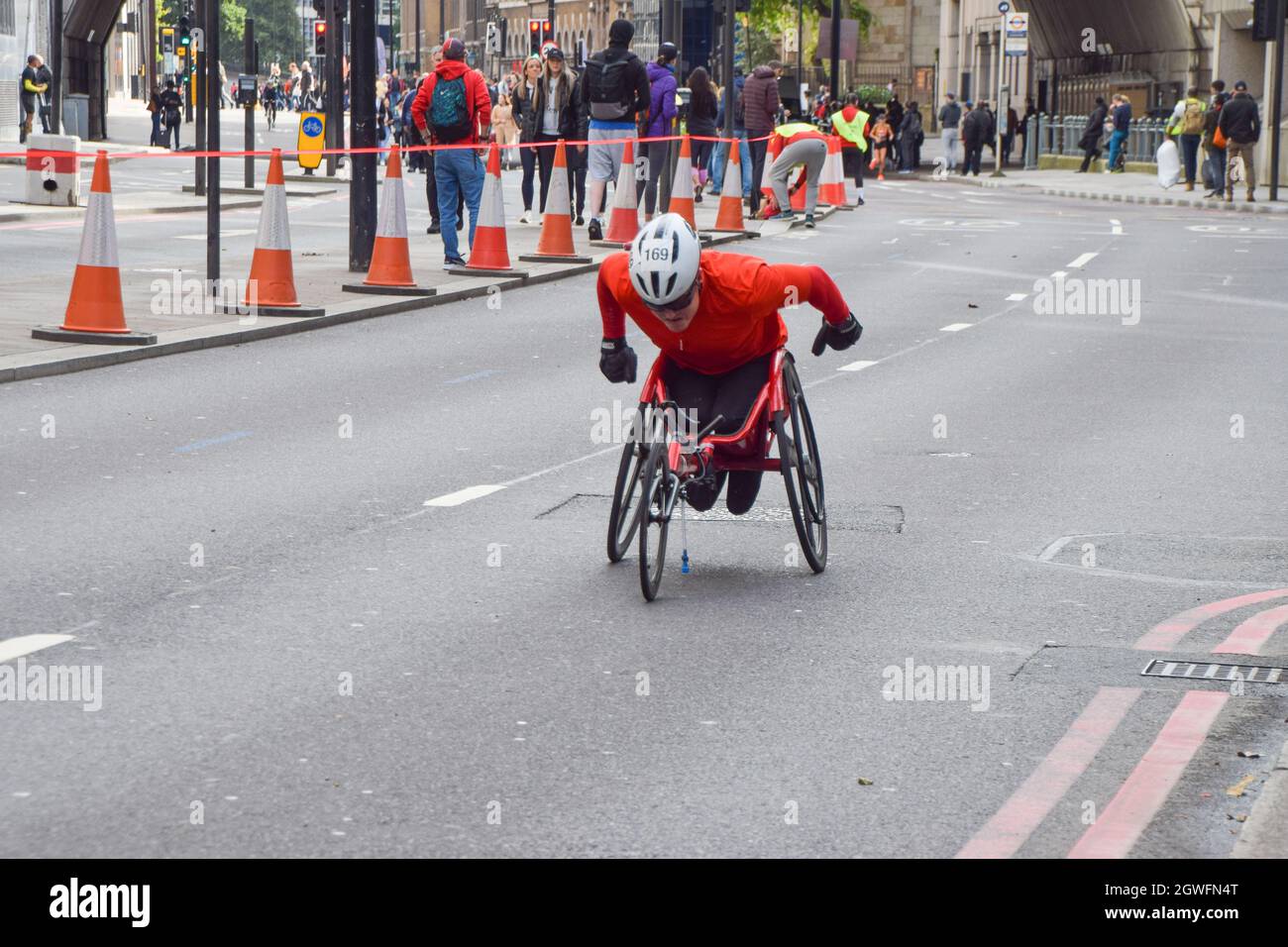 London, United Kingdom. 3rd October 2021. A wheelchair athlete passes through City of London during the 2021 London Marathon. Credit: Vuk Valcic / Alamy Live News Stock Photo