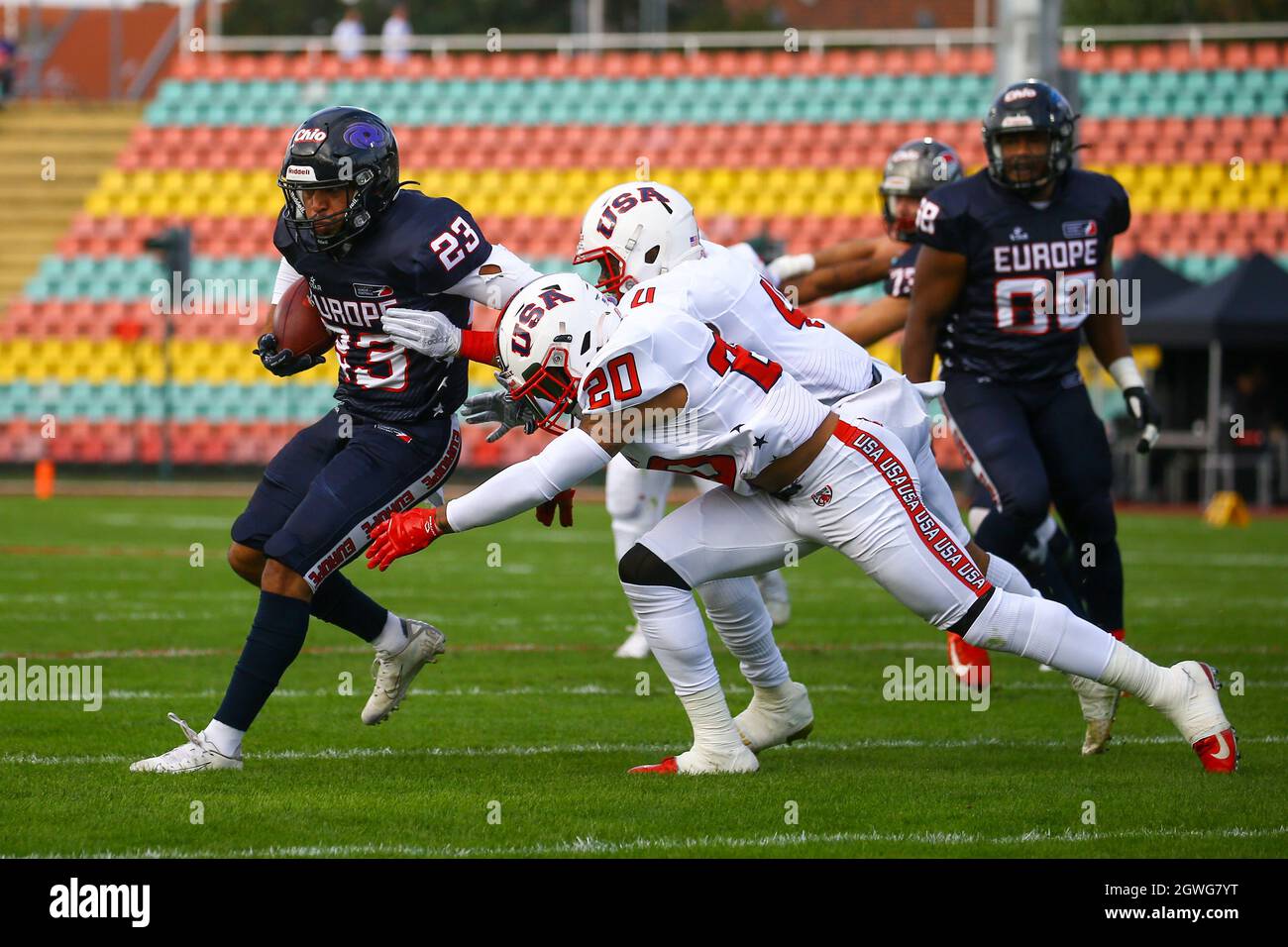 03 October 2021, Berlin: American Football: All Star Game, European League  of Football - Team USA: Jamaal White (Team USA, M) and William Loayd (Team  USA, r) try to stop Gerald Ameln (