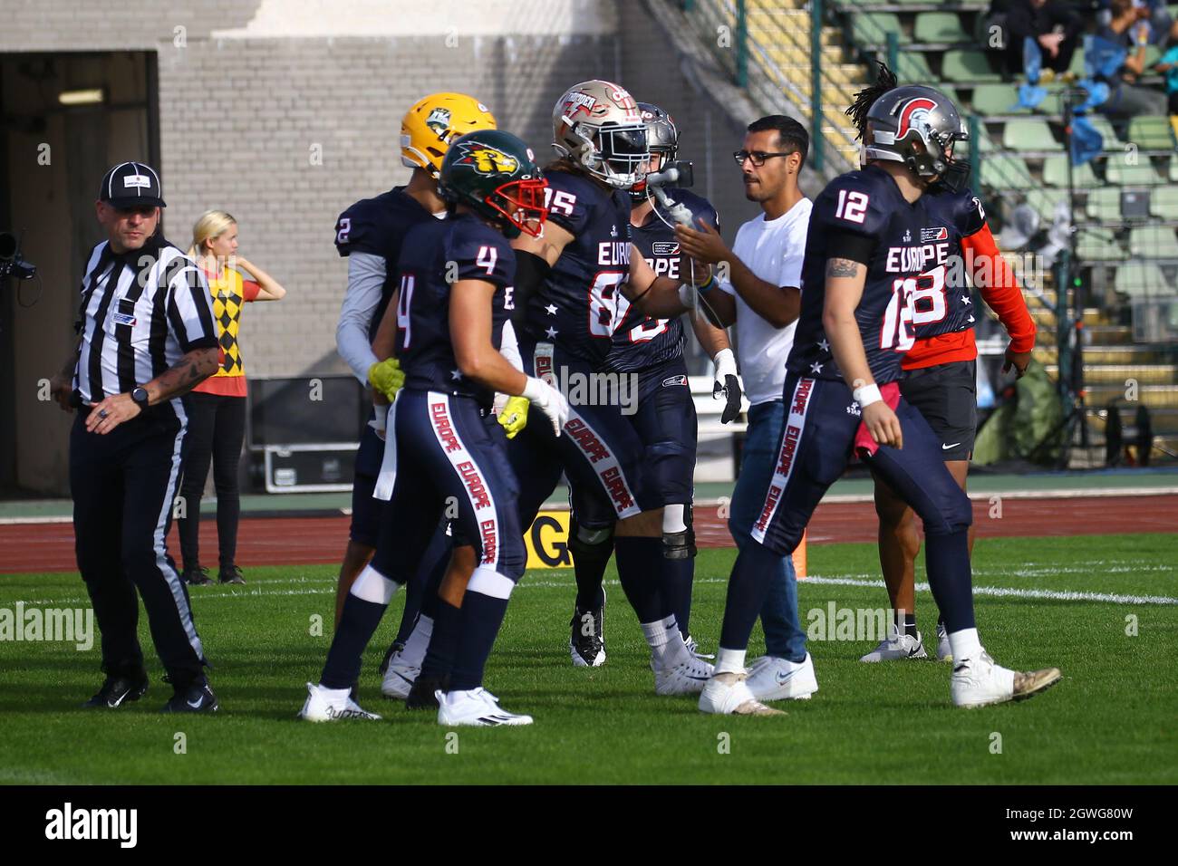 03 October 2021, Berlin: American Football: All Star Game, European League  of Football - Team USA: Jamaal White (Team USA, M) and William Loayd (Team  USA, r) try to stop Gerald Ameln (
