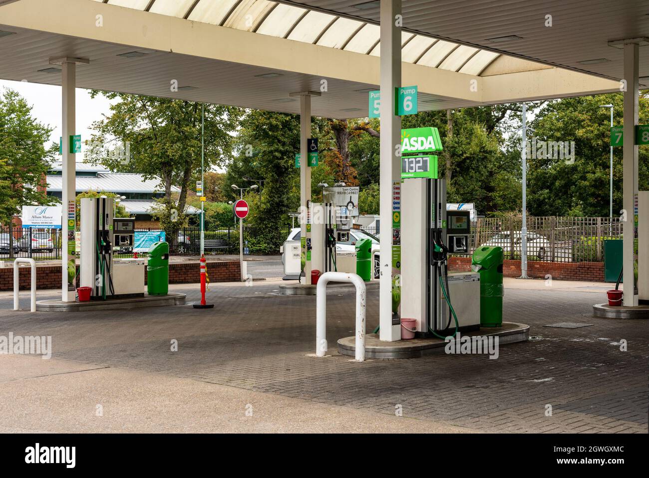 Borehamwood, Hertfordshire, UK, 3rd October 2021. Garage forecourt closed as no fule at pumps due to tanker driver shortage. Credit: Rena Pearl/Alamy Live News Stock Photo