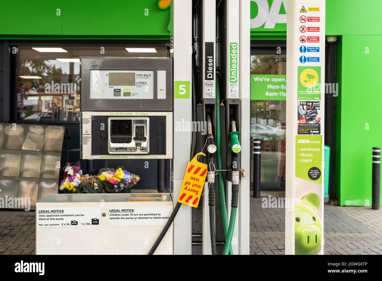Borehamwood, Hertfordshire, UK, 3rd October 2021. Garage forecourt closed as no fule at pumps due to tanker driver shortage. Credit: Rena Pearl/Alamy Live News Stock Photo