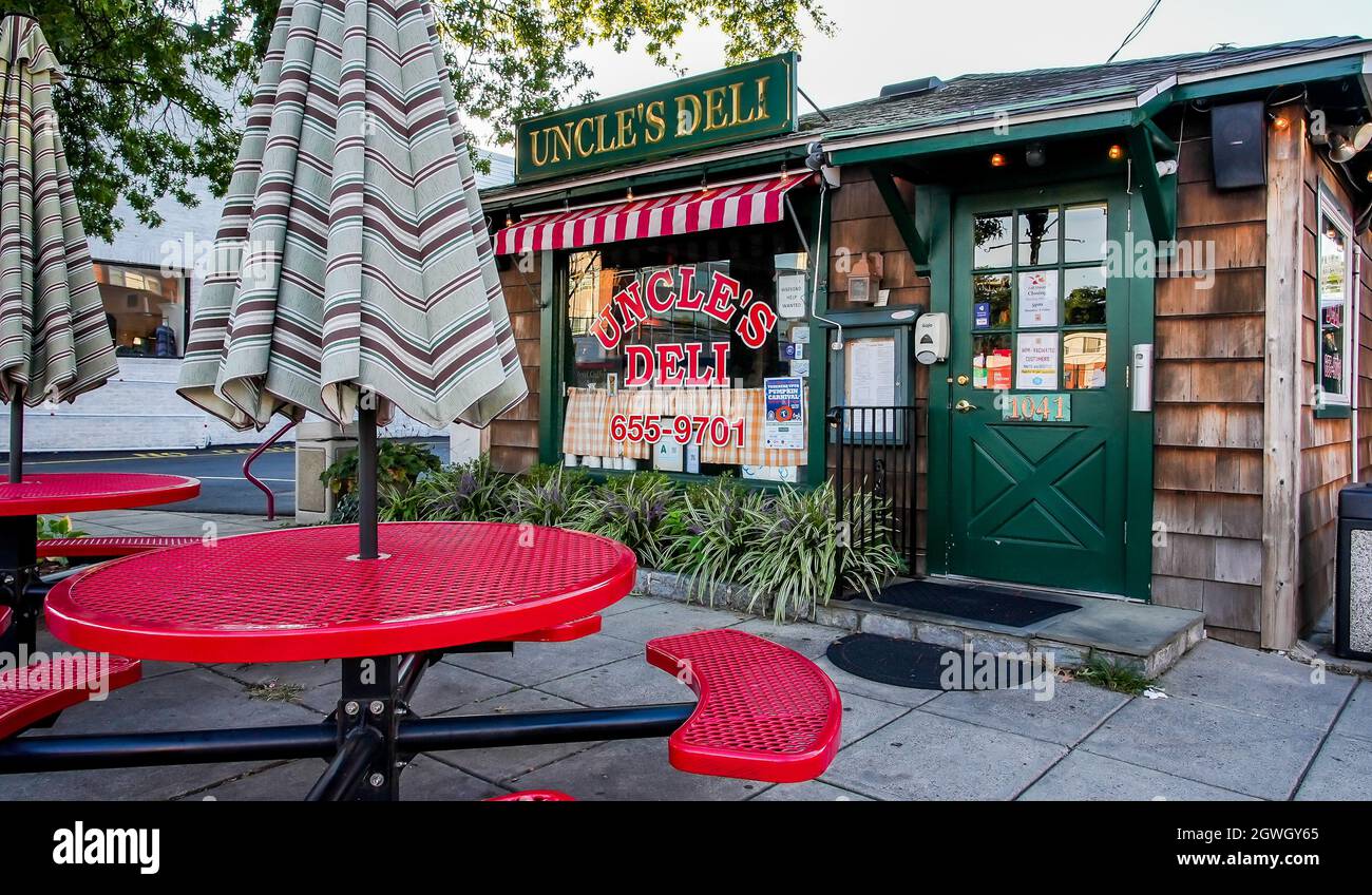DARIEN, CT, USA - OCTOBER 2, 2021: Uncle`s Deli located near Post Road ...