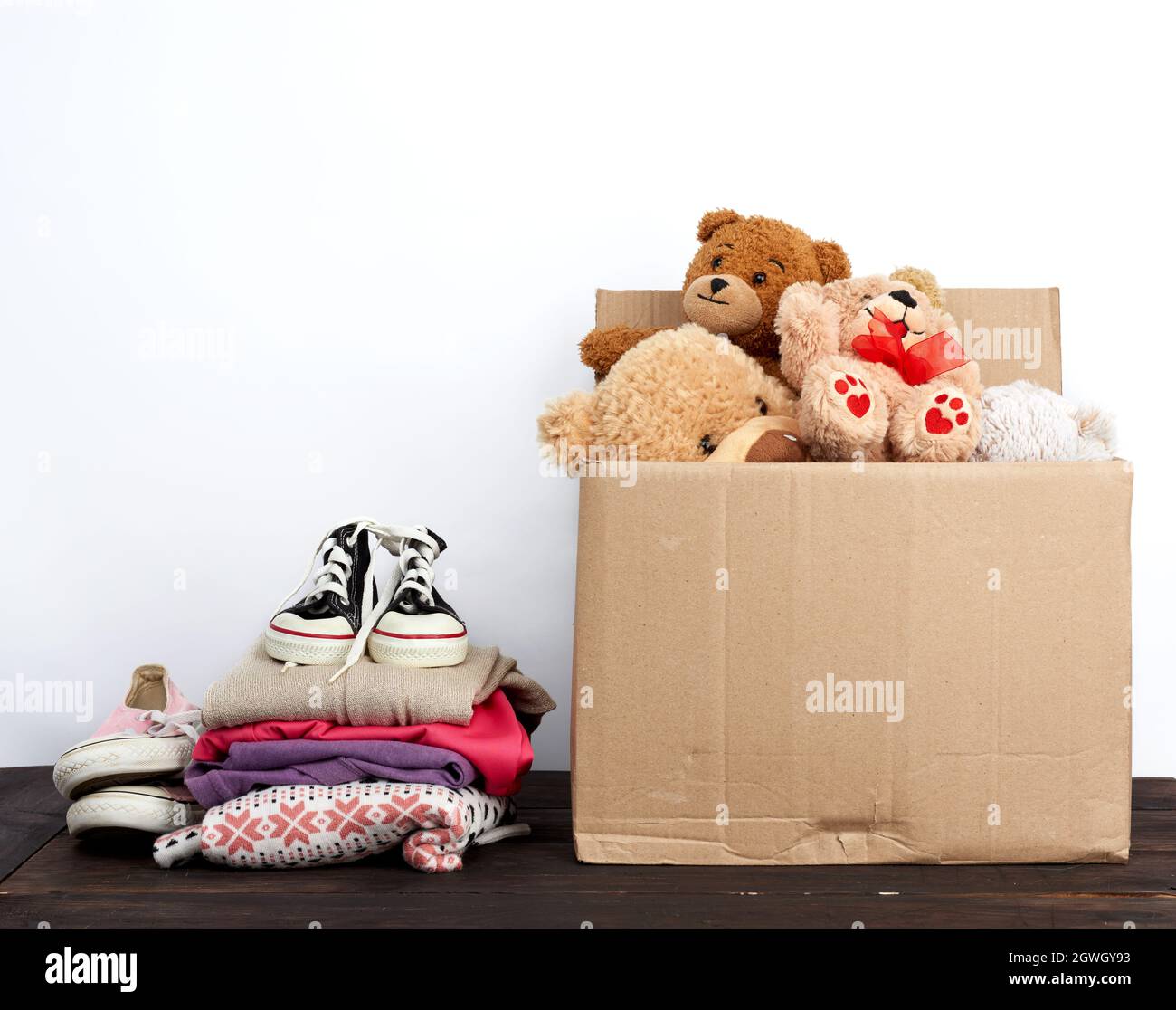 Page 2 - Suitcase Filled High Resolution Stock Photography and Images -  Alamy