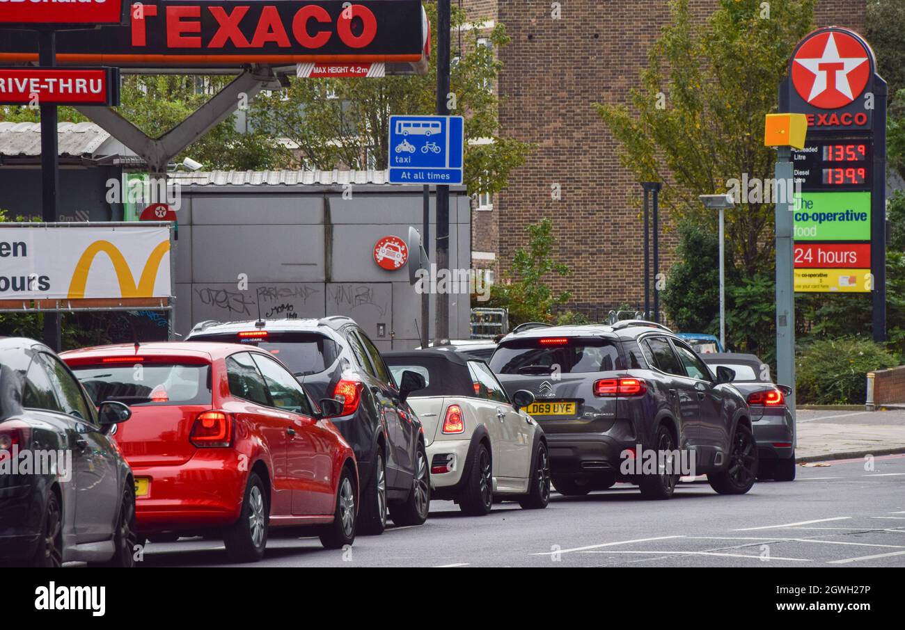 London, United Kingdom. 3rd October 2021. Cars queue at a Texaco station in Central London. Many stations have run out of petrol due to a shortage of truck drivers linked to Brexit, along with panic buying. Credit: Vuk Valcic / Alamy Live News Stock Photo