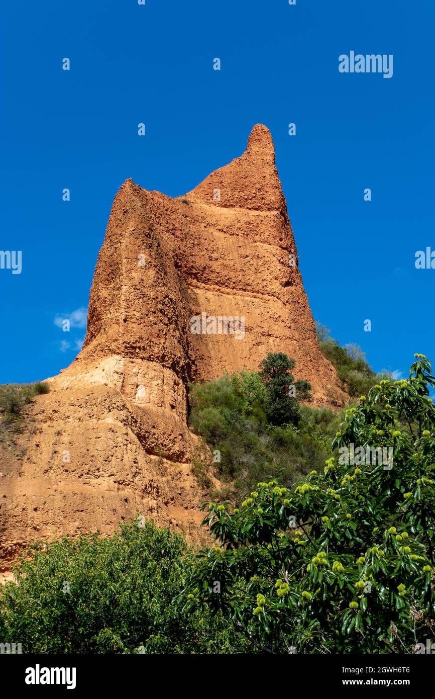 Spectacular rock peak at the Las Medulas historic gold mining Roman era works site near the town of Ponferrada in the province of Leon, Castile and Le Stock Photo