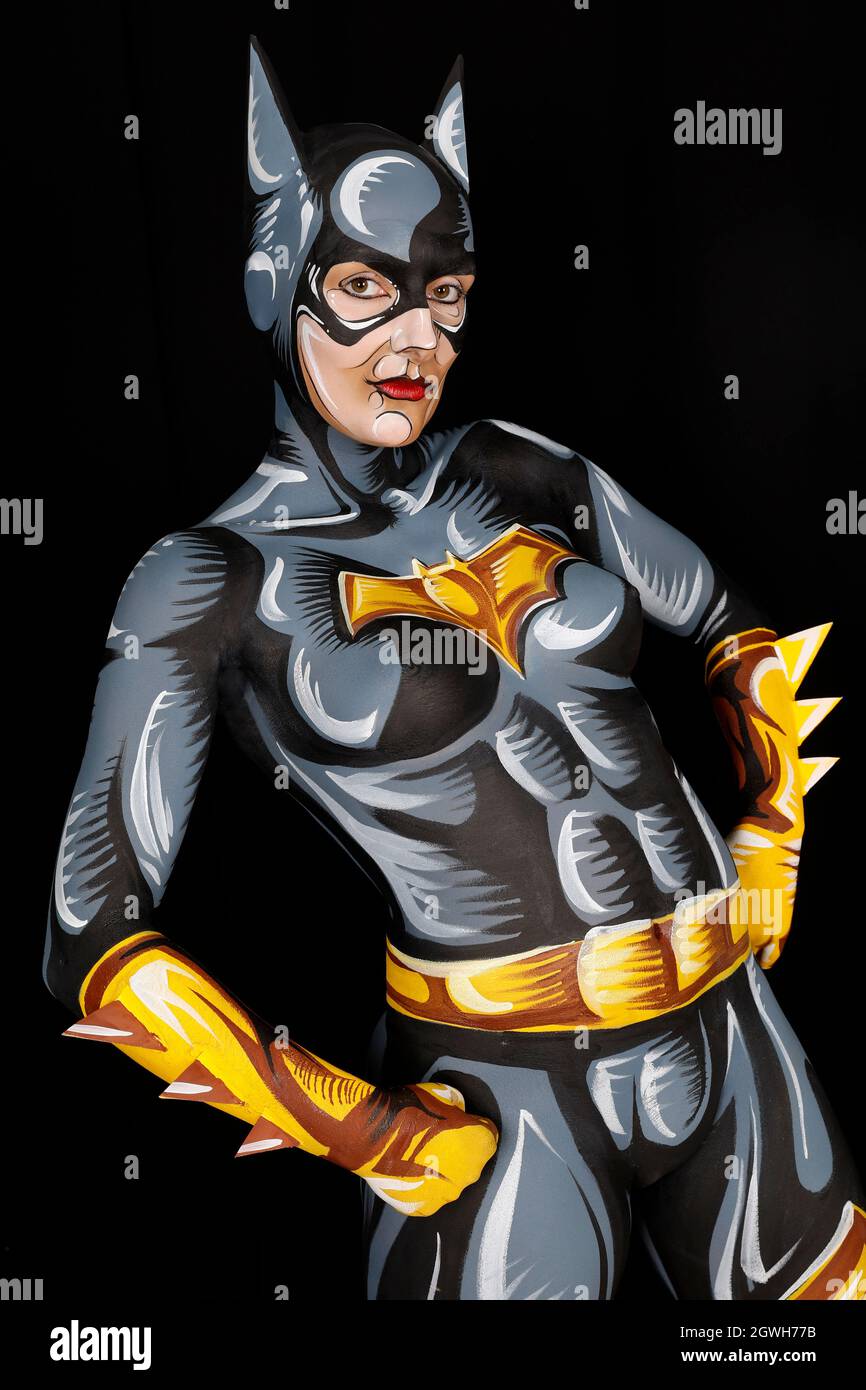 GEEK ART - Bodypainting and Transformaking: Batgirl comic photoshooting with Janina in a sprayed comic setting by Enrico Lein at Studio Düsterwald in Hameln on September 27, 2021 - A project by the photographer Tschiponnique Skupin and the bodypainter Enrico Lein Stock Photo