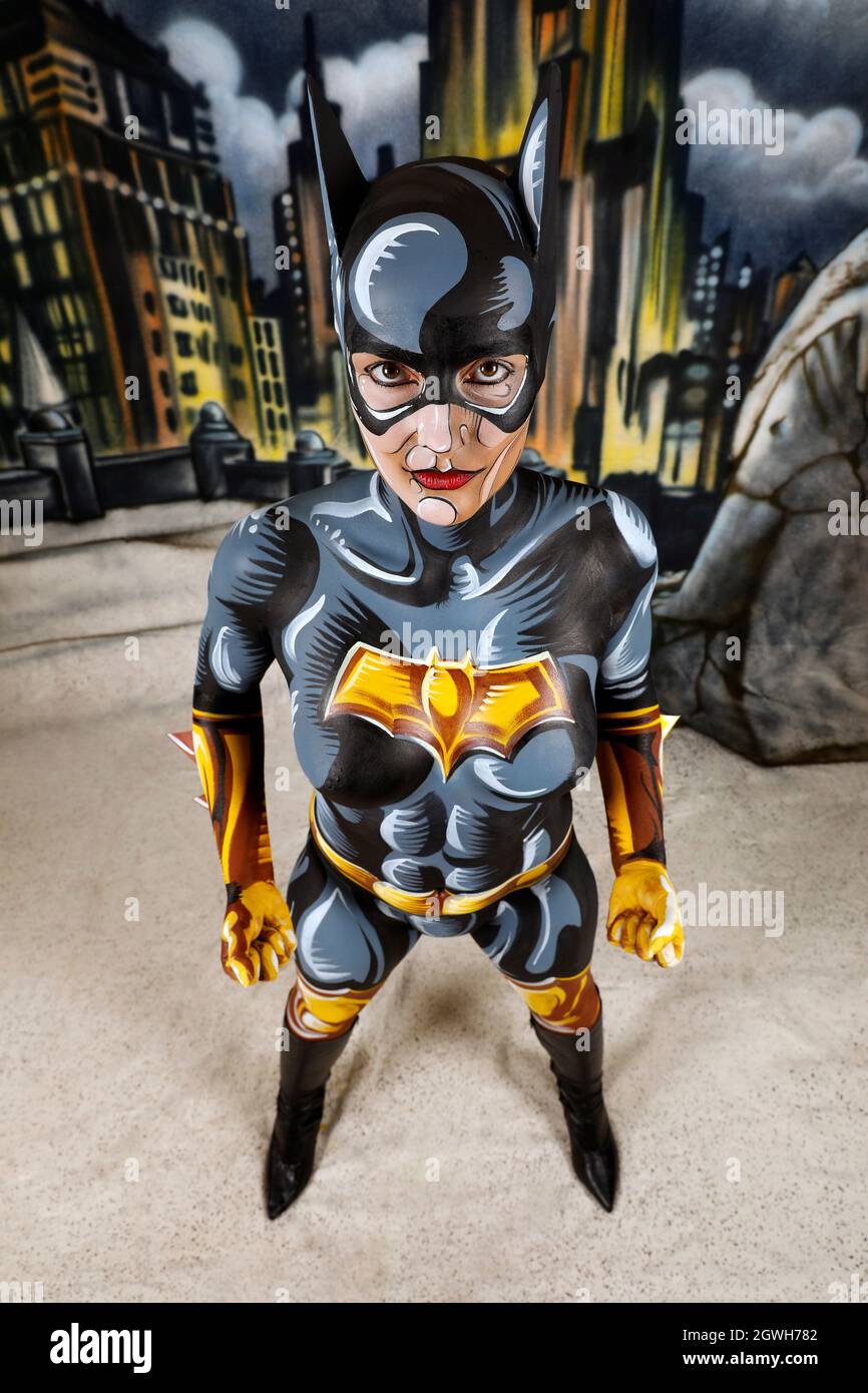 GEEK ART - Bodypainting and Transformaking: Batgirl comic photoshooting with Janina in a sprayed comic setting by Enrico Lein at Studio Düsterwald in Hameln on September 27, 2021 - A project by the photographer Tschiponnique Skupin and the bodypainter Enrico Lein Stock Photo