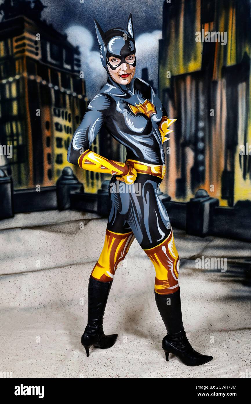 GEEK ART - Bodypainting and Transformaking: Batgirl comic photoshooting with Janina in a sprayed comic setting by Enrico Lein at Studio Düsterwald in Hameln on September 27, 2021 - A project by the photographer Tschiponnique Skupin and the bodypainter Enrico Lein Stock Photo