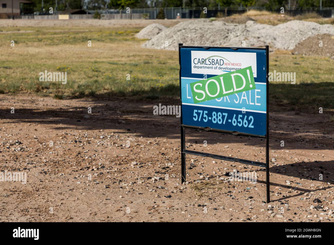 Land for sale sign hires stock photography and images Alamy