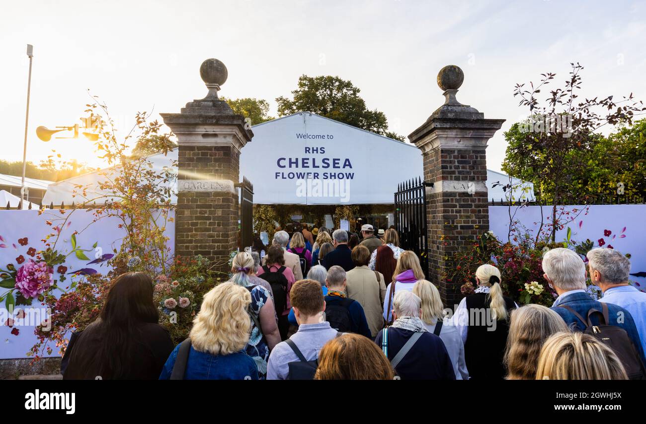 Visitors queue at the Garden Gate to enter the RHS Chelsea Flower Show, held in the grounds of the Royal Hospital Chelsea, London SW3, September 2021 Stock Photo