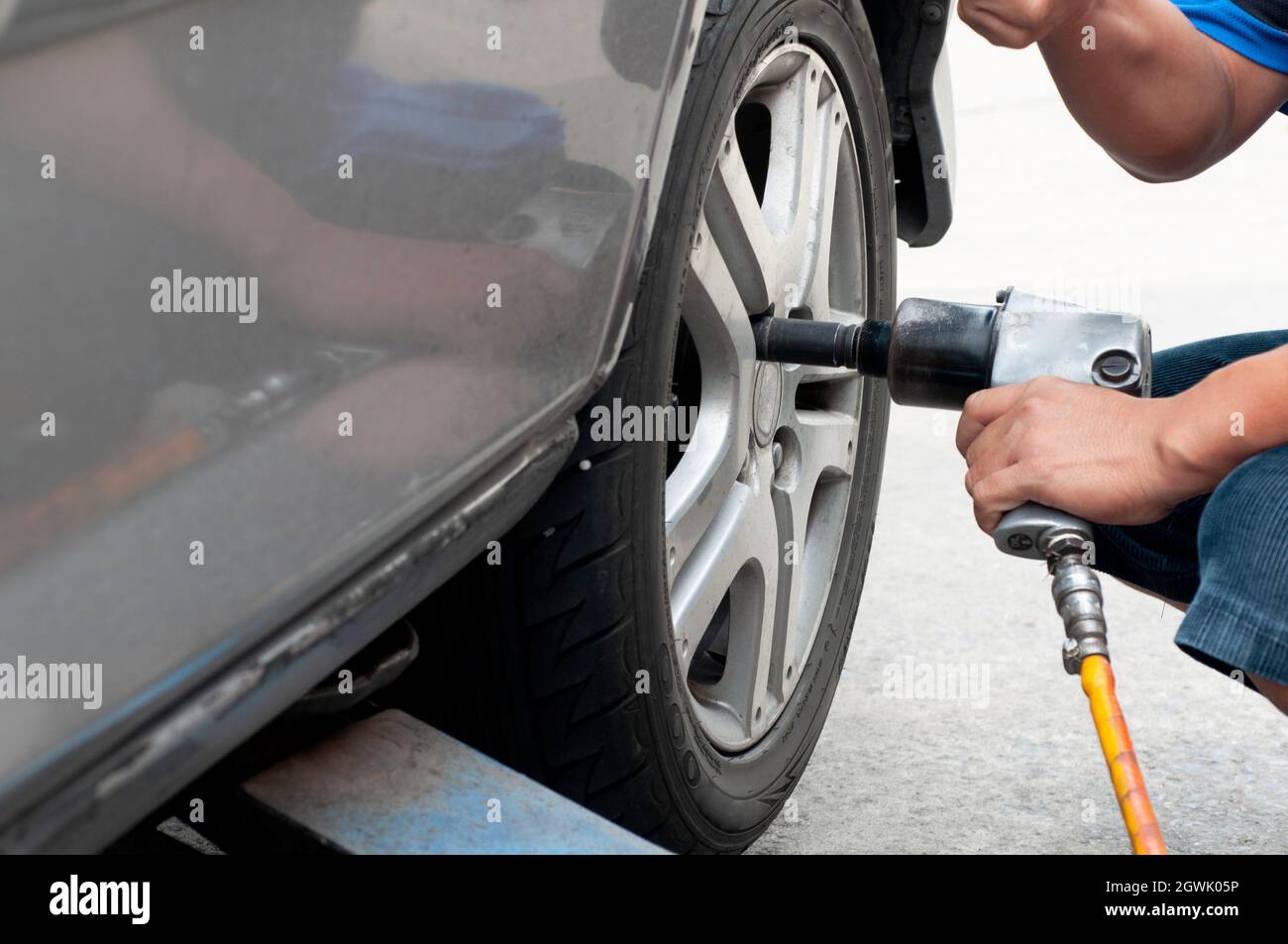 Car Mechanic Removing Bolts To Change Tires Stock Photo Alamy
