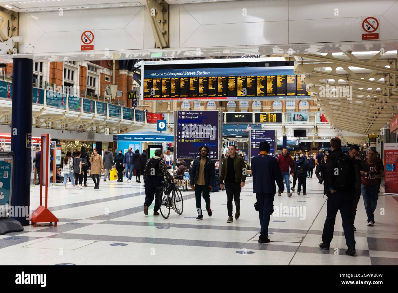 London, Britain. September 30th 2021.  Concourse and passengers at Liverpool Street station. Commuters inside Liverpool Street Rail Station. Stock Photo