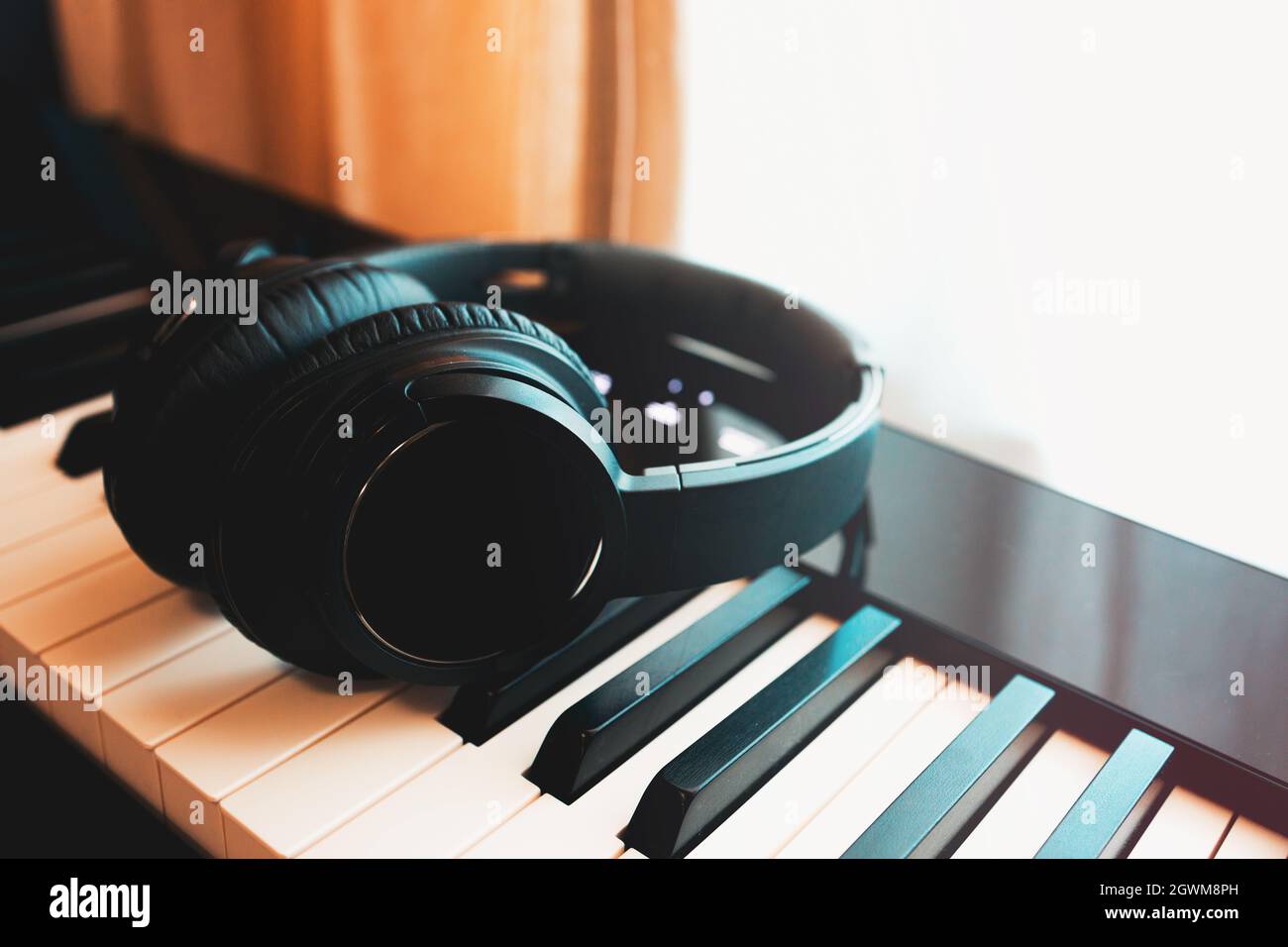 Headphone bluetooth hires stock photography and images Alamy