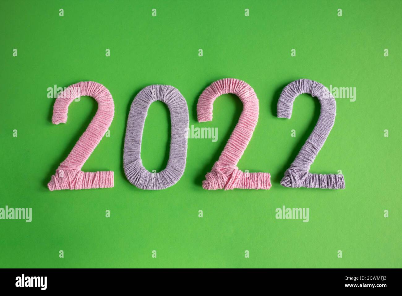 Số 2022 được làm từ sợi màu hồng và tím trên nền xanh sẽ mang đến cho bạn một cảm giác ấm áp và mộc mạc của Tết truyền thống. Hãy cùng chiêm ngưỡng những hình ảnh tuyệt đẹp này và tràn đầy niềm vui đón chào năm mới.
