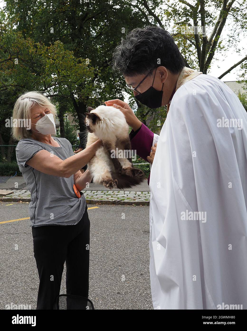 Mary Ratzinger Cat New York, New York, USA. 3rd Oct, 2021. A woman and her Siamese cat at ...
