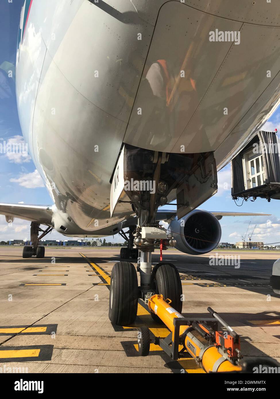 Aircraft nose gear hires stock photography and images Alamy