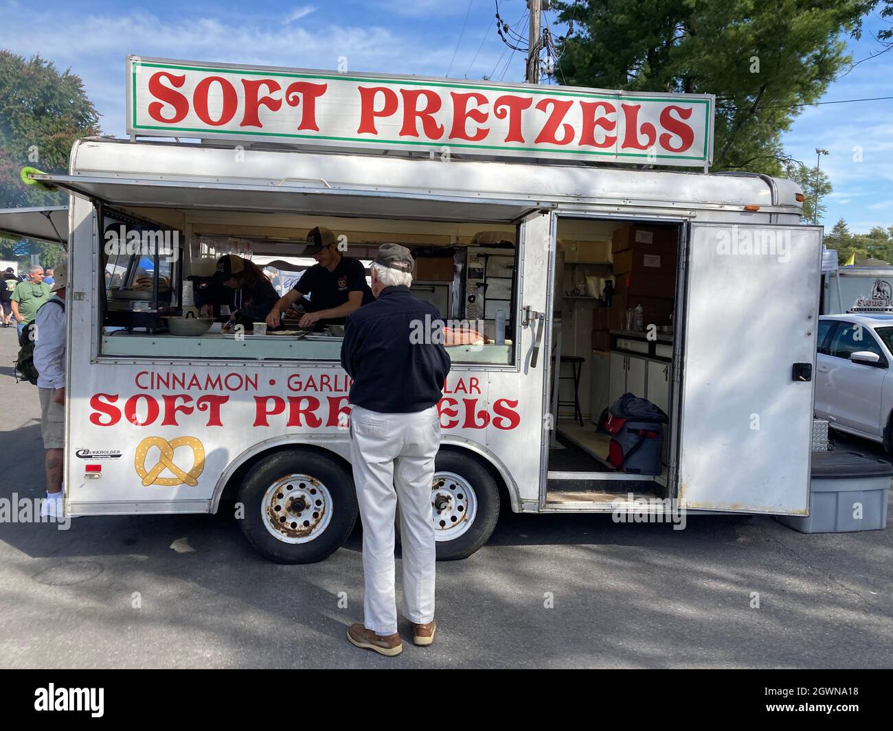 Saugerties Garlic Festival, pretzel stand, vendor stand Stock Photo Alamy